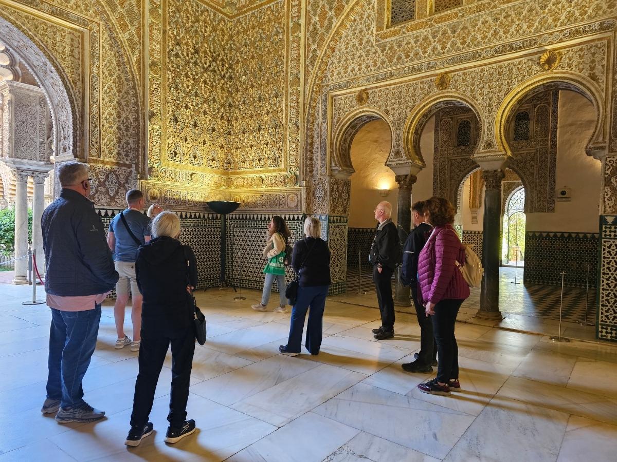 Малка група от туристи от Alone in the Alcazar тур в Севиля