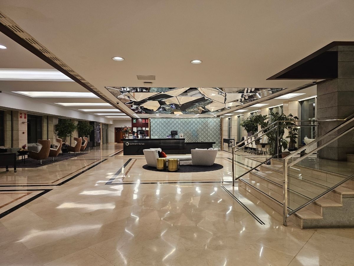 Фоайето на хотел Ilunion Malaga