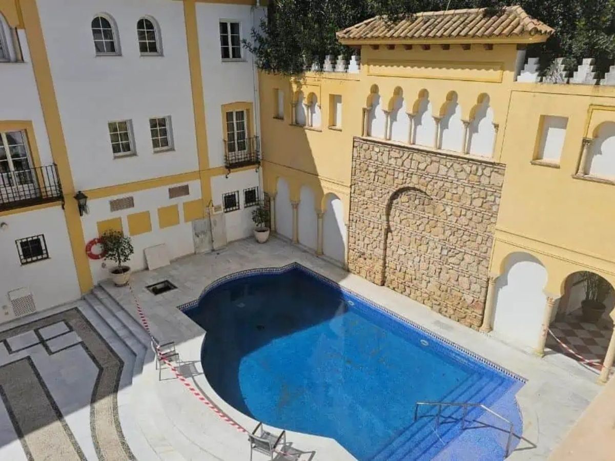 Андалуски двор с басейн в Hotel Maciá Alfaros в Кордоба --- мавритански стил.