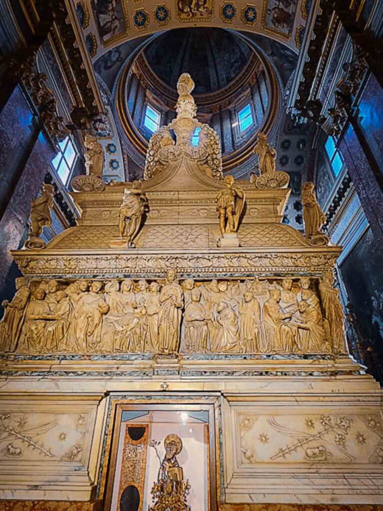 мраморната гробница Arca di San Domenico под купола в Базиликата Сан Доменико, изглед отзад