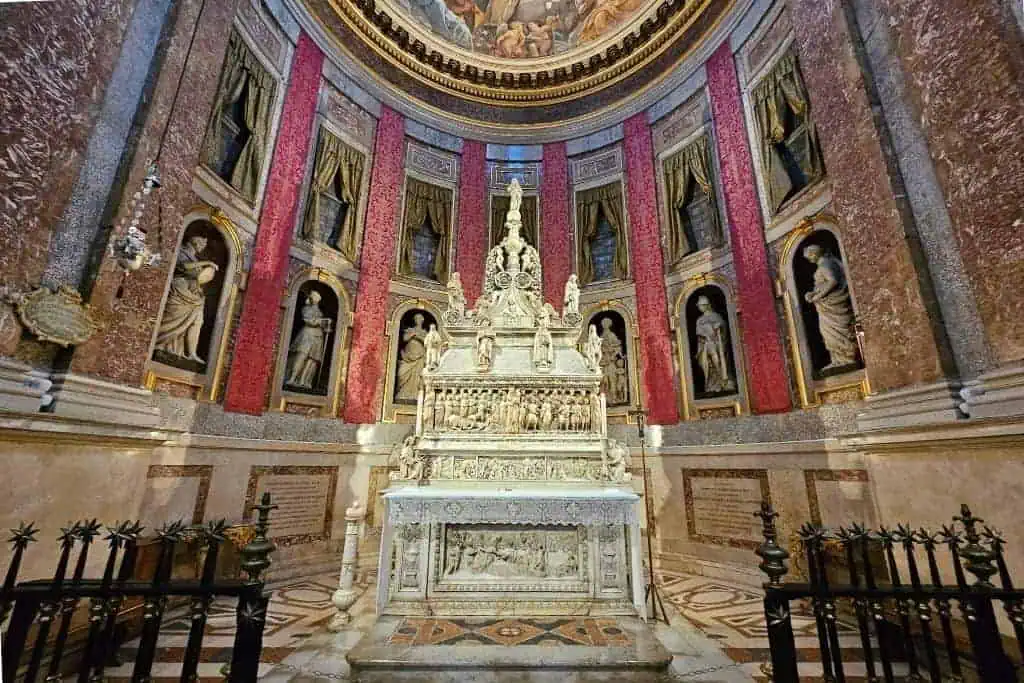 мраморната гробница Arca di San Domenico в украсената абсида на Базиликата Сан Доменико