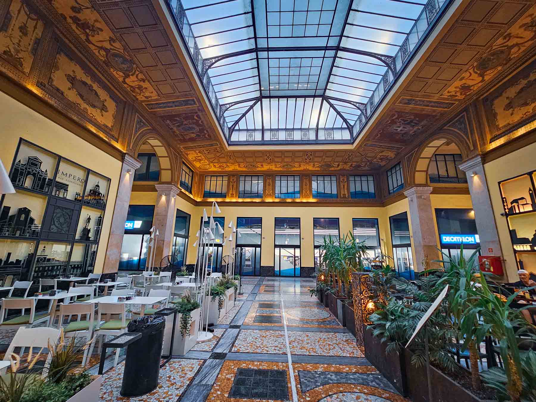 стъкленият покрив и рисуваните тавани на Galleria del Leone в Болоня