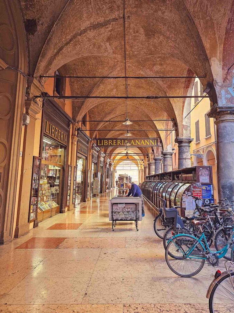 историческата книжарница Libreria Nanni под сводест портик в Болоня