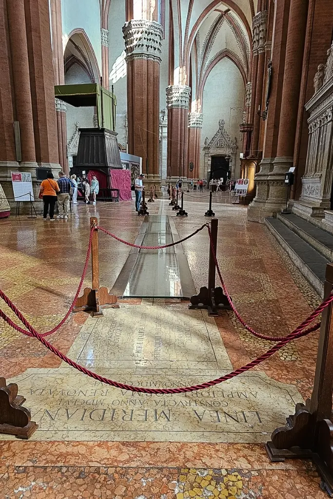 меридианната линия на Касини по мраморния под на Базиликата Сан Петронио