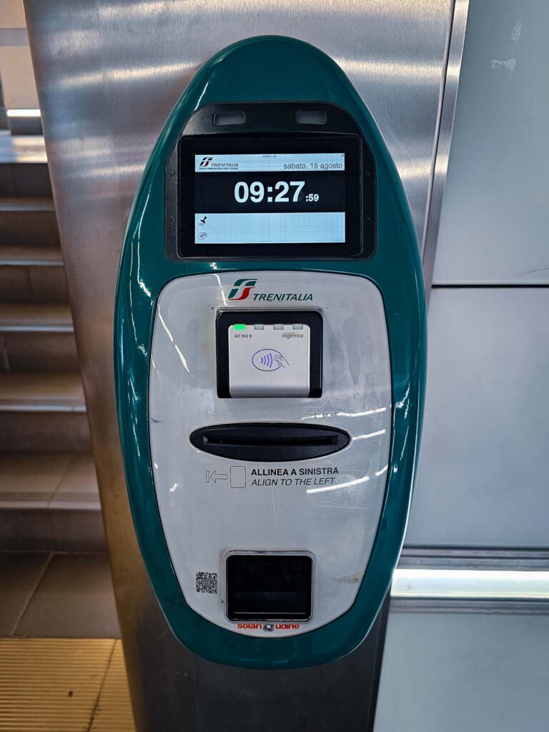 автомат за валидиране на регионален влаков билет на Trenitalia в Италия
