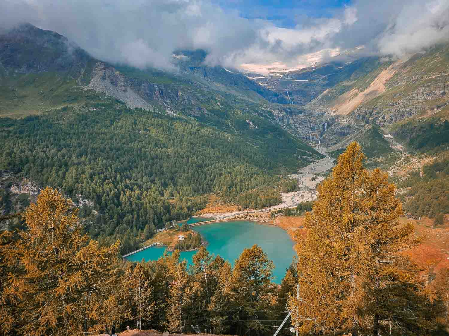 Изглед от Alp Grüm към ледника Палю и езеро сред лиственици